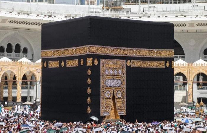 تزامنا مع حلول العام الهجري.. الكعبة المشرفة تتزين بكسوتها الجديدة (فيديو)