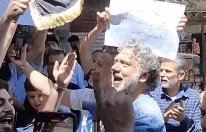 بالفيديو... فنان سوريّ يُشارك في حراكٍ شعبيّ