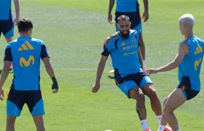 بسبب عدم التعرف على هويته... الأمن منع مهاجم إسبانيا خوسيلو من دخول الملعب
