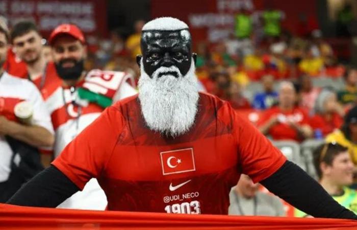 بمظهره المرعب.. مشجع تركي يخطف الأنظار في المونديال