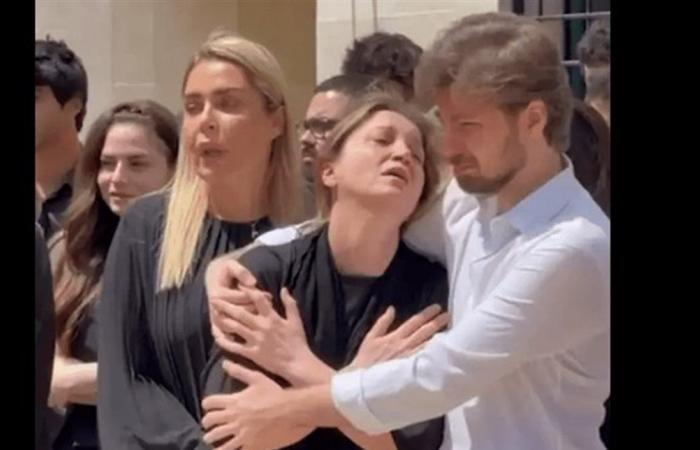 "الله معك يا ابني".. انهيار الفنانة نورا رحال في وداع نجلها (فيديو)