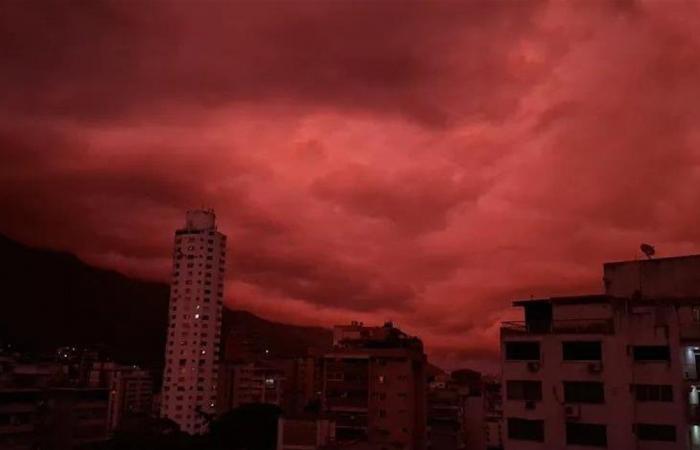 سماء فنزويلا تتلون بالأحمر بعد الزلزال.. ما السبب؟