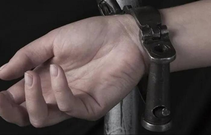 بسبب قبلة.. تنفيذ عقوبة الجلد بحق 6 أشخاص في هذا البلد!