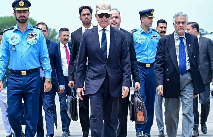 شريف يلقي التحية على نعش خامنئي