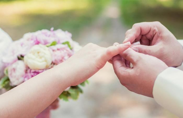 عودة قصة عمرها 25 عامًا..نجم بوليوودي يعلن موعد زواجه