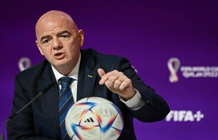 بالفيديو: رئيس الفيفا يرفع العلم اللبناني في المونديال!