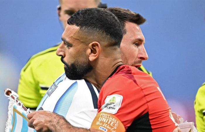 ممثل مصري شهير يُثير الجدل.. ارتدى قميص الأرجنتين قبل مواجهة مصر ثم حذف الفيديو