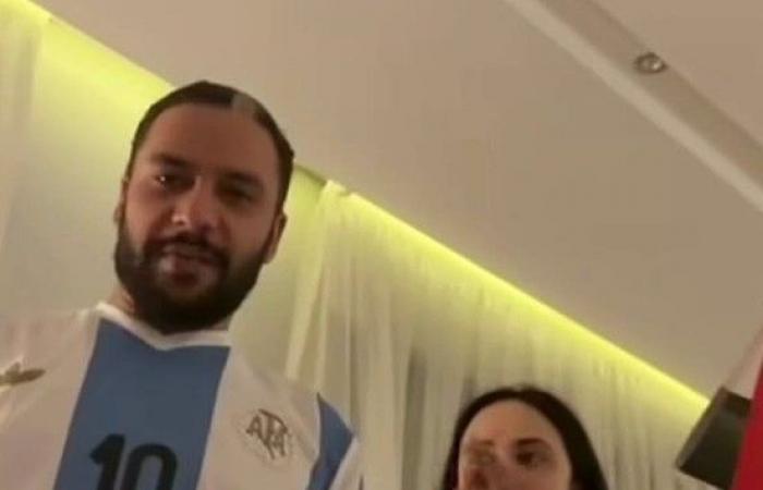 ممثل مصري شهير يُثير الجدل.. ارتدى قميص الأرجنتين قبل مواجهة مصر ثم حذف الفيديو