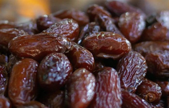 ماذا يحدث لجسمك عند تناول التمر على الريق يوميًا؟
