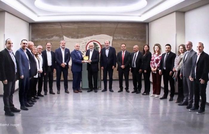 جعجع: دعم الصناعيين يجب أن يكون من أولويات الدولة