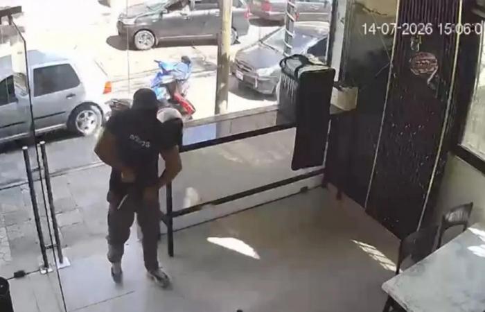 صيدا: مسلحون ملثمون يقتحمون متجرًا