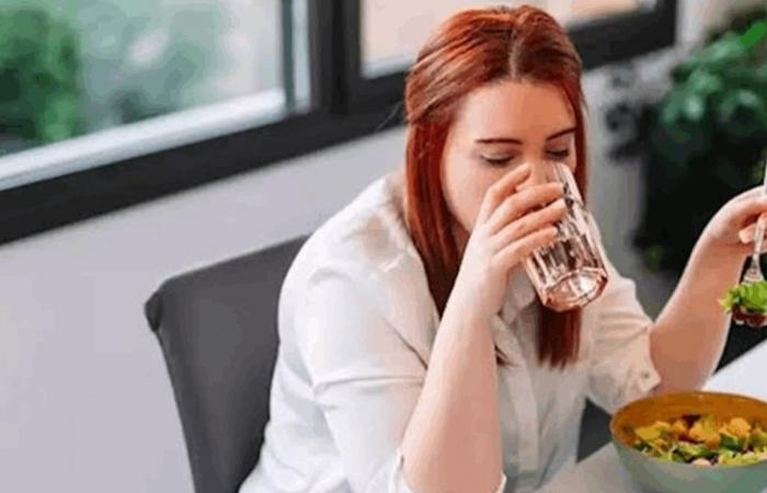 دراسة تجيب... هل شرب الماء مع الوجبة يقلل الشهية؟