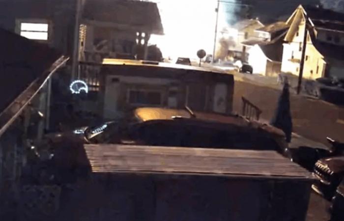 بالفيديو.. انفجار عنيف يدمّر منزلاً ويقذف شخصين في الهواء!