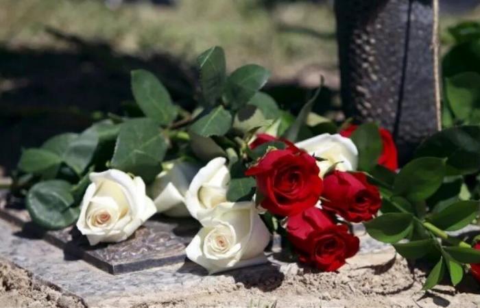 "متى سيأذن لي الله بجواركم؟".. فيديو مؤثر جدًا لفنانة شهيرة معتزلة أمام قبر زوجها وابنها