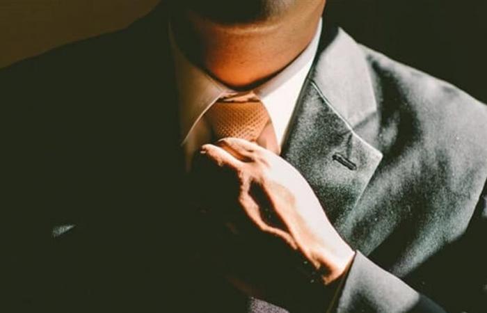 في بلدٍ عربيّ... أسلحة وأموال وذهب داخل منزل مسؤول سابق