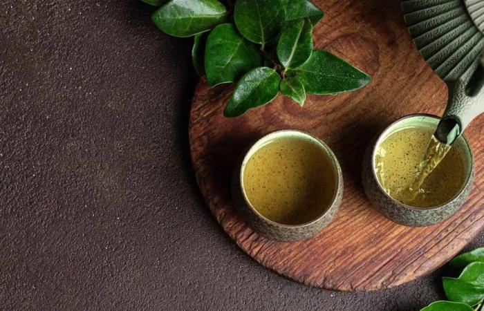 الشاي الأخضر وفائدة الكبد.. نفعٌ مشروط ومخاطر حذرة