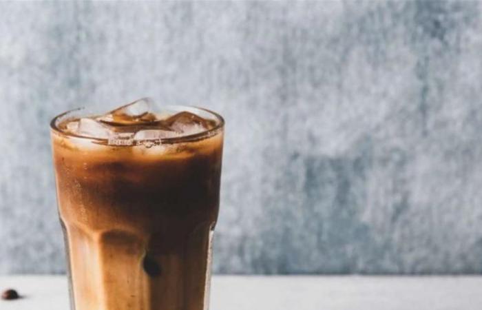 القهوة المثلجة في الصيف.. هل تسبب الجفاف أم تساعد على الترطيب؟
