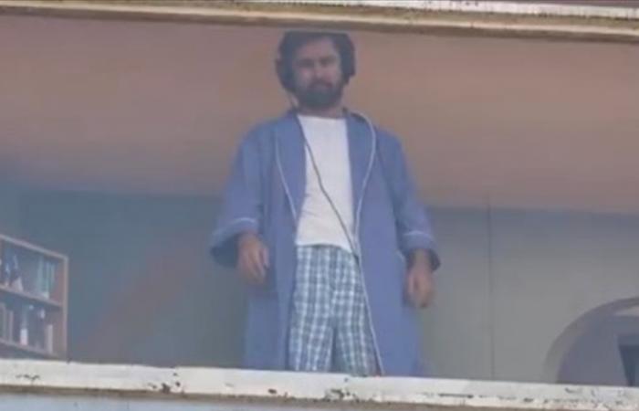 في أميركا... رجلٌ يعيش فوق لوحة إعلانات؟