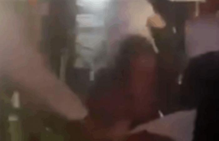 ضربتها وسحبتها من شعرها وسكبت القهوة على وجهها.. خناقة كبيرة بين طليقة مدير فني وزوجته (فيديو)