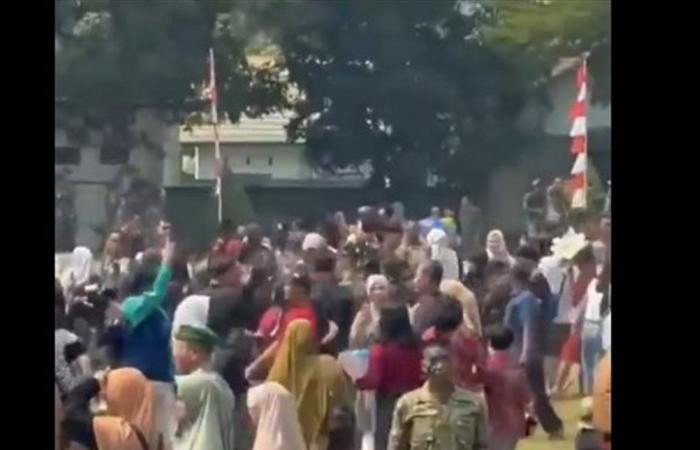 بكاء جندي إندونيسي يُثير تفاعلاً واسعاً.. شاهدوا ماذا حصل معه (فيديو)