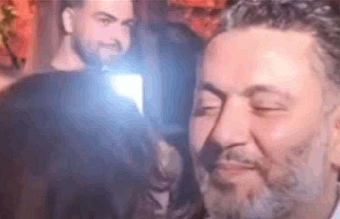 قبّلها وغنّى لها... زياد برجي يحتفل بعيد ميلاد زوجته (فيديو)