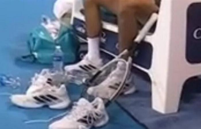 هجوم على لاعب تنس يغيّر حذاءه كلّما كان خاسراً