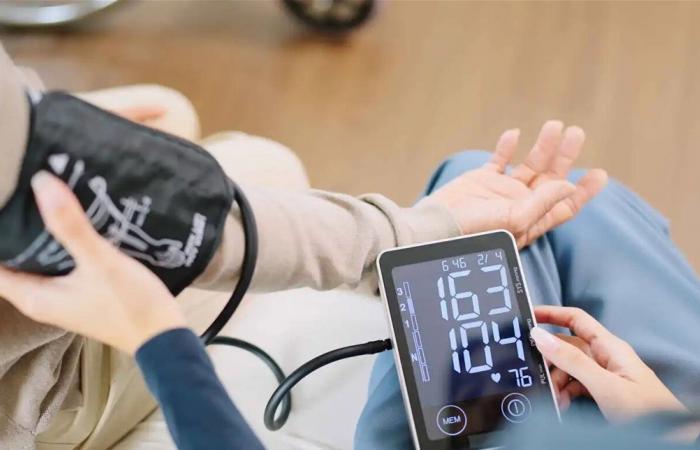 دون أن تشعر.. عادات يومية بسيطة قد ترفع ضغط الدم