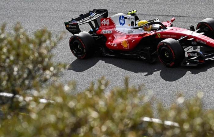 هاميلتون يلمّح إلى خطأ فيراري بعد ضياع منصة هولندا