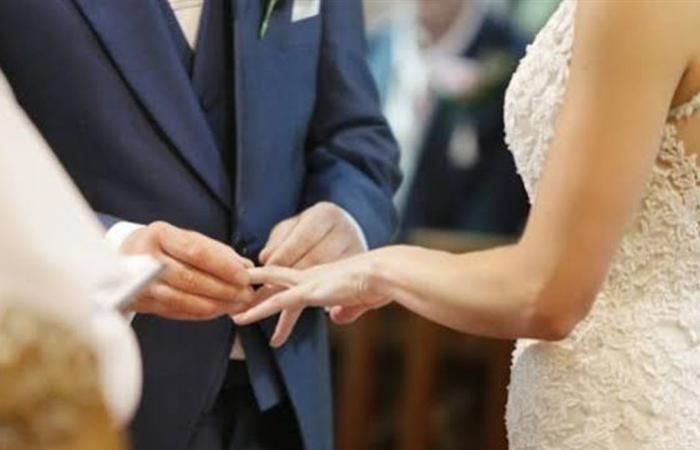 على ارتفاع 35 ألف قدم.. عروسان يتزوجان ومفاجأة غير متوقعة في فستان العروس