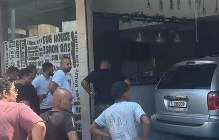 سيارة اجتاحت مطعماً في شكا!