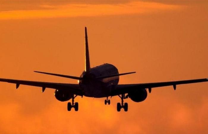 الطيار أُصيب بوعكة صحيّة... إليكم ما جرى على متن طائرة في الجوّ على متنها 147 شخصاً