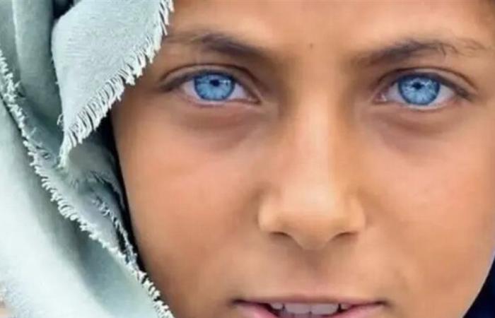 بعيون زرقاء فاتحة.. طفل يمني يتصدر الترند