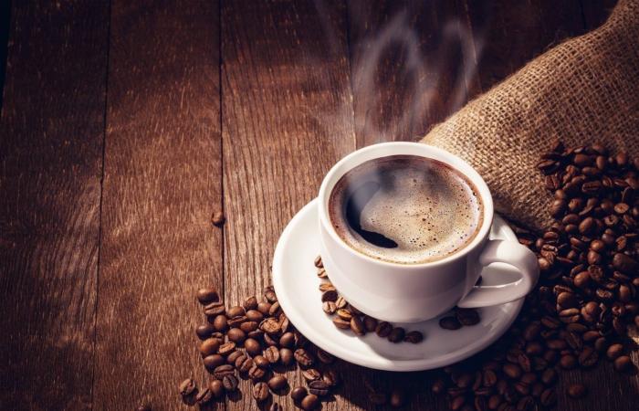 هل تشرب القهوة بكثرة؟ دراسة تكشف ما قد تفعله بعظامك