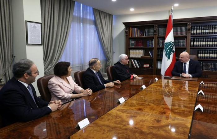 عون يتسلّم دعوة للمشاركة في قداس تكريس مذبح الدويهي والحويك