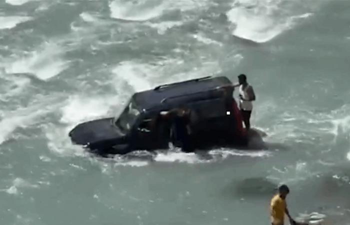 تصوير فيديو ينتهي بحادث خطير داخل نهر السند في كشمير