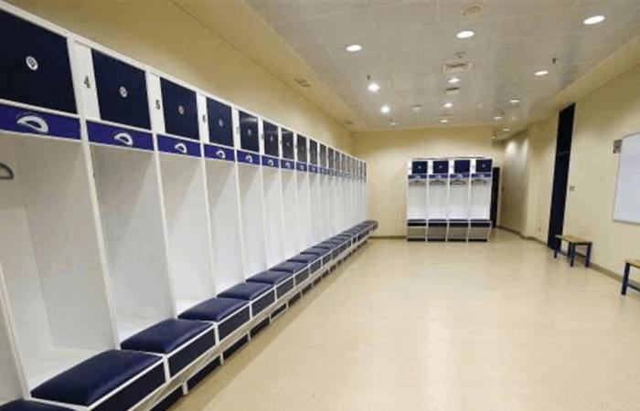 توقيف مدرب كرة قدم في كاليفورنيا بعد العثور على هاتف يصوّر الطلاب داخل غرفة الملابس