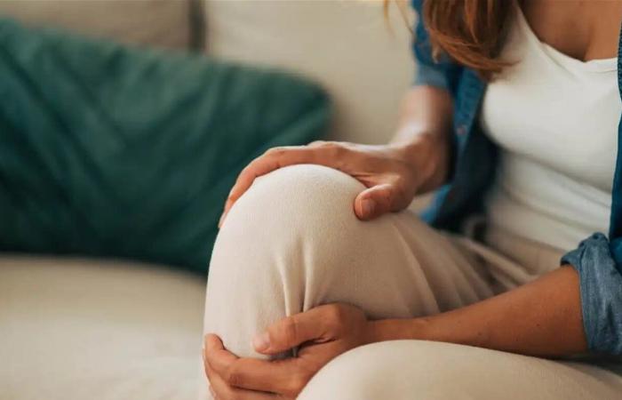 طقطقة الركبة المستمرة: 4 أسباب محتملة ومتى تستدعي التقييم الطبي