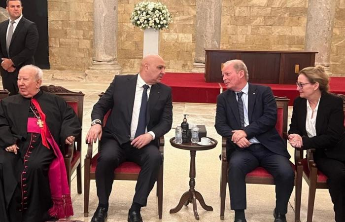 الرئيس عون يعزّي كميل شمعون وعائلته بوفاة والده دوري شمعون