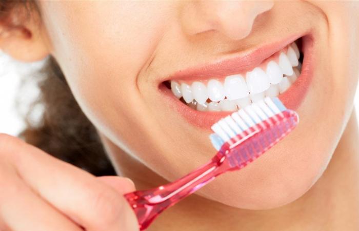 لماذا يُنصح بالانتظار 30 دقيقة لتنظيف الأسنان بعد الإفطار؟