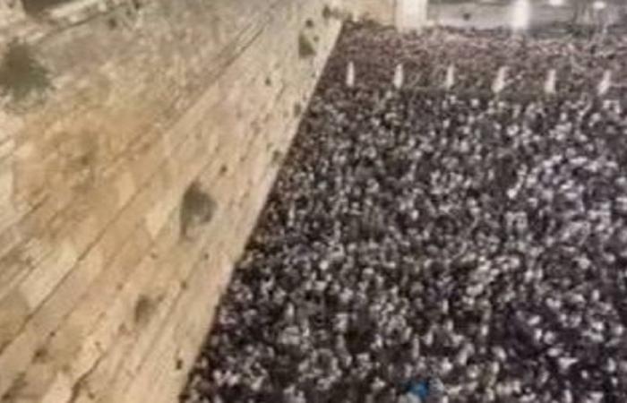 نتنياهو ووزراء إسرائيليون وآلاف المستوطنين يقتحمون حائط البراق