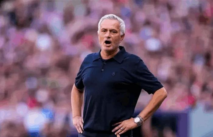مورينيو يثير غضب جماهير أتلتيكو بعد الديربي.. مرّ فوق شعار النادي
