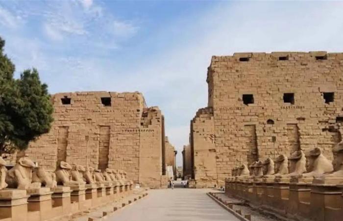 أشعة شمس الظهيرة تضيء الغرف المقدسة في معابد الكرنك