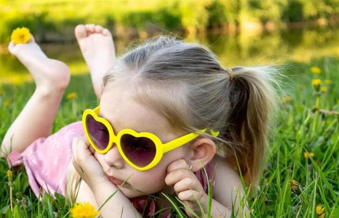 لماذا يتحول شعر بعض الأطفال من الأشقر إلى البني؟