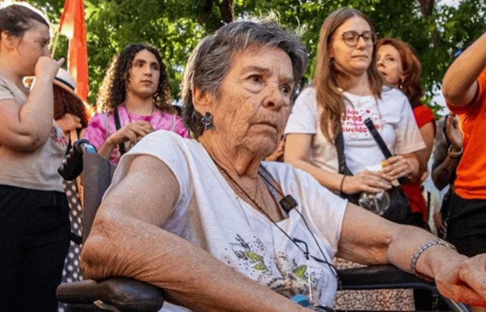 أُخرجت على نقالة من منزلها بعد 71 عاماً... إخلاء مسنّة يفجّر احتجاجات في مدريد