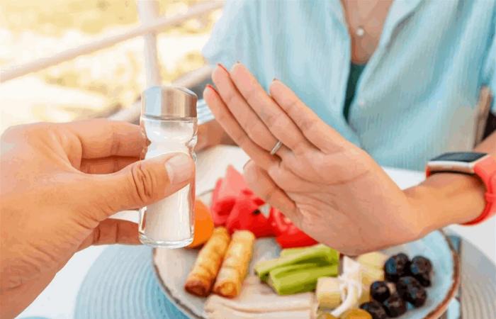 7 أخطاء غذائية قد ترفع ضغط الدم