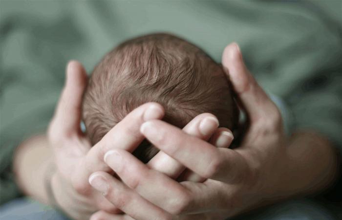 ليست مجرد تقلبات مزاجية.. علامات لا تتجاهليها بعد الولادة