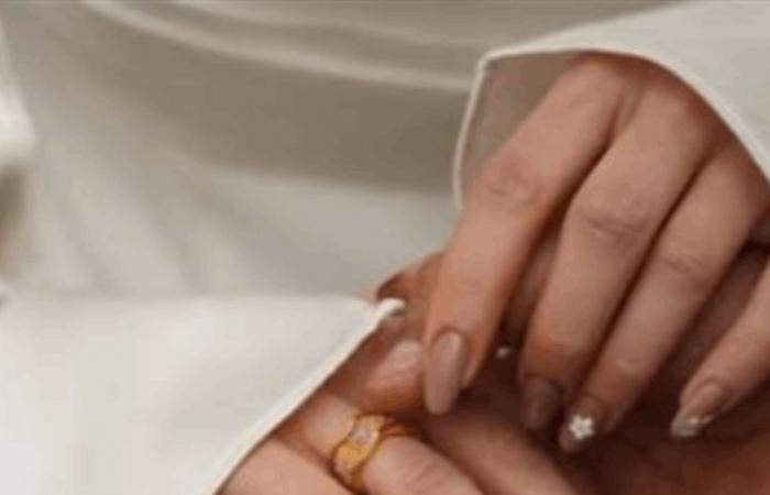 في أجواء عائلية هادئة.. فنانة شهيرة تحتفل بعقد قران نجلها (فيديو)