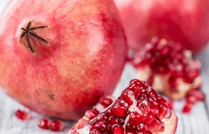 ماذا يفعل الرمان بالكبد؟ 5 فوائد محتملة وتحذير بشأن العصير