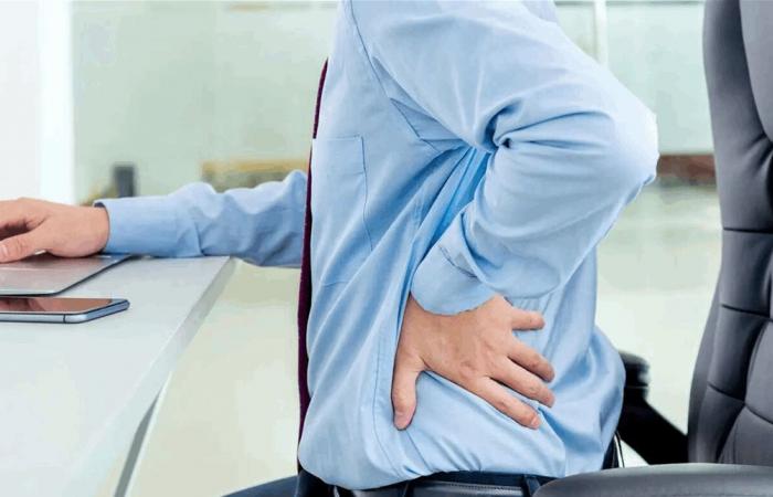 الجلوس لساعات طويلة.. هكذا يؤثر على الظهر ويزيد الألم