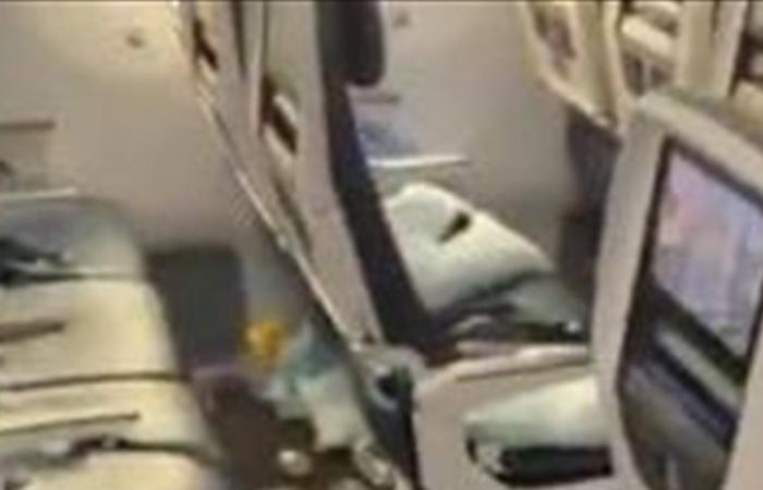 حالة من الفوضى... شاهدوا بالفيديو ما فعله إسرائيليّون داخل طائرة أميركيّة